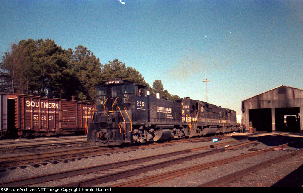 NS 2351 switches a pair of GP50's at Glenwood Yard